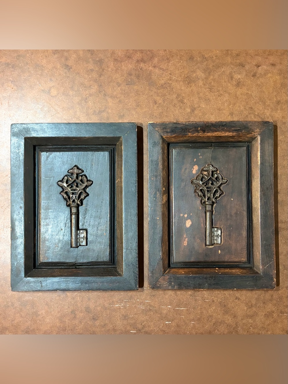 Vintage- 🖤 Set of 2 wall plaques featuring a Cast-Iron Skeleton Key- Heavy Wood